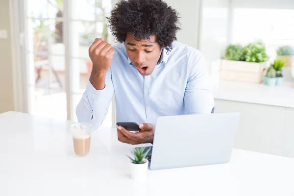 Afroamerický Obchodní Muž Který Používá Smartphone Laptopy Rozčileně Frustrovaný Výkřiky — Stock fotografie