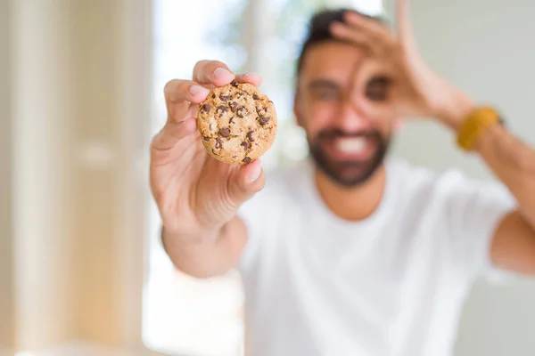 Bel Homme Hispanique Manger Des Biscuits Aux Pépites Chocolat Avec — Photo