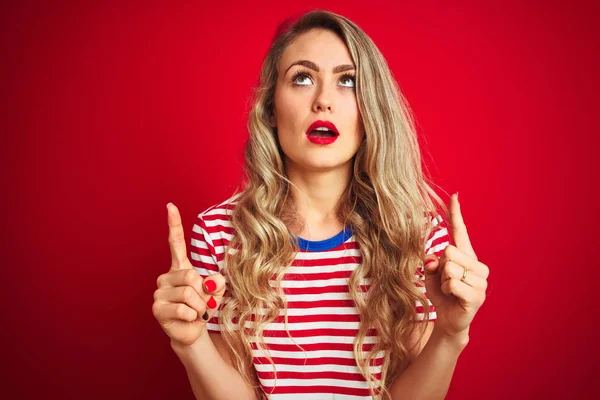 Junge Schöne Frau Mit Gestreiftem Shirt Steht Über Rotem Isoliertem — Stockfoto