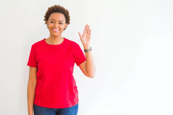 Молода Красива Африканська Американська Жінка Над Білим Фоном Відмовляється Привітатися — стокове фото