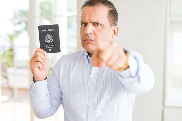 Hombre Mediana Edad Sosteniendo Pasaporte Estados Unidos Señalando Con Dedo — Foto de Stock