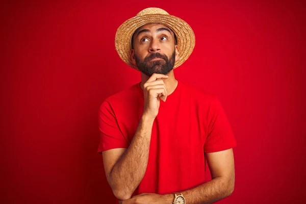 Homem Indiano Bonito Jovem Vestindo Shirt Chapéu Sobre Fundo Vermelho — Fotografia de Stock