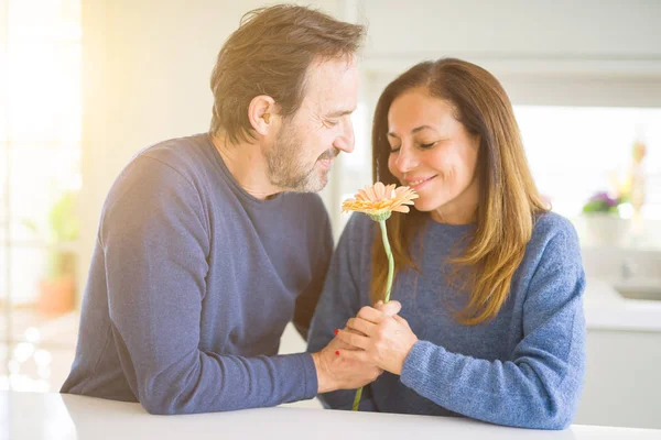 Romantic Middle Age Couple Holding Flowers Love Home — Stock Photo, Image