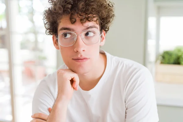 Joven Hombre Guapo Con Gafas Con Mano Barbilla Pensando Pregunta — Foto de Stock