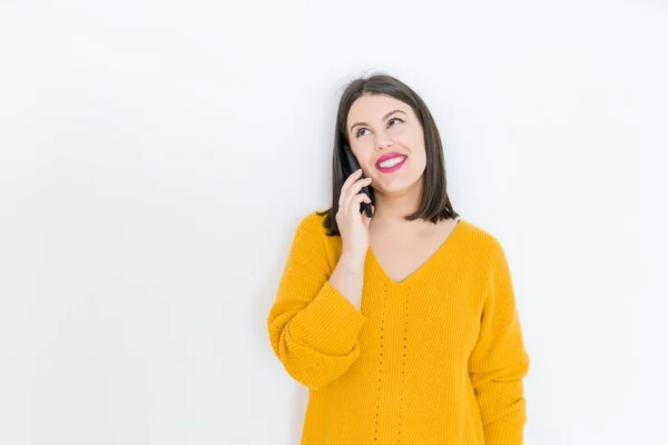 Όμορφη Μελαχρινή Νεαρή Γυναίκα Χαμογελαστά Αυτοπεποίθηση Κλήση Χρησιμοποιώντας Smartphone Πέρα — Φωτογραφία Αρχείου