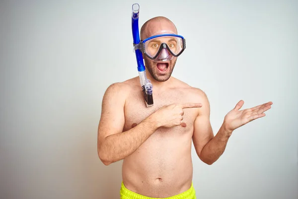 Jovem Vestindo Óculos Mergulho Snorkel Equipent Sobre Fundo Isolado Espantado — Fotografia de Stock