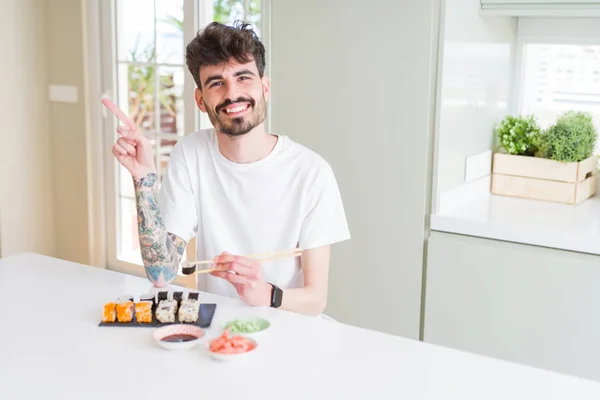 Junger Mann Isst Asiatisches Sushi Von Der Lieferung Nach Hause — Stockfoto