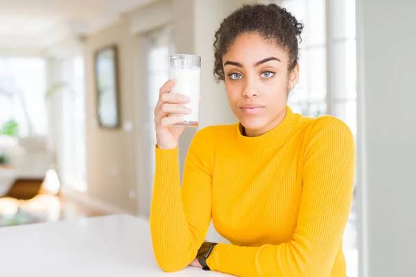 Junge Afrikanisch Amerikanische Frau Trinkt Ein Glas Frische Milch Mit — Stockfoto