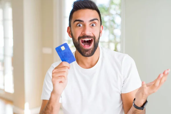 Hombre Hispano Guapo Sosteniendo Tarjeta Crédito Muy Feliz Emocionado Expresión —  Fotos de Stock