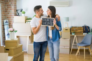 Güzel genç çift yeni bir eve hareket, ilk ev metin ile çok mutlu tutan tahta gülümseyen