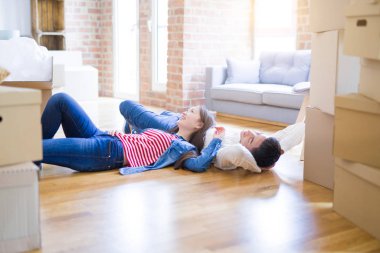 Genç Asya çift yalan üzerinde the zemin arasında yeni ev civarı kartb