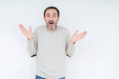 İzole arka plan clueless ve şaşkın bir ifadeyle kollar ve eller kaldırdı üzerinde zarif komuta sizde. Şüphe kavramı.