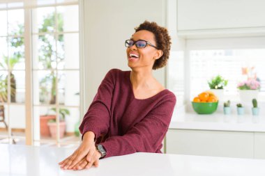 Afro saçlı gözlüklü güzel genç Afrika kadın