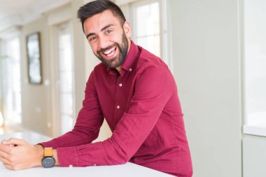 Yakışıklı adam, büyük bir gülümseme ile yüz gösteren neşeli gülümseyen