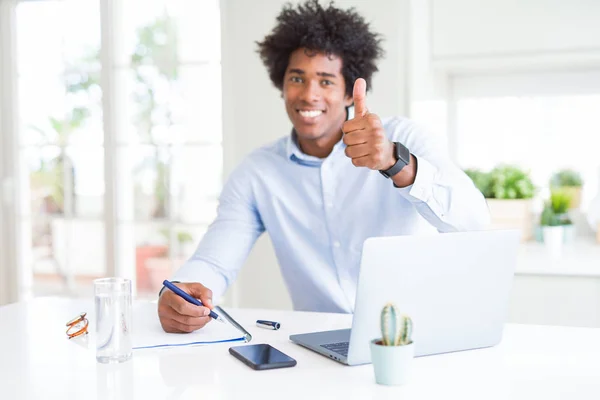 African American Business Man Werken Schrijven Notebook Gelukkig Met Grote — Stockfoto