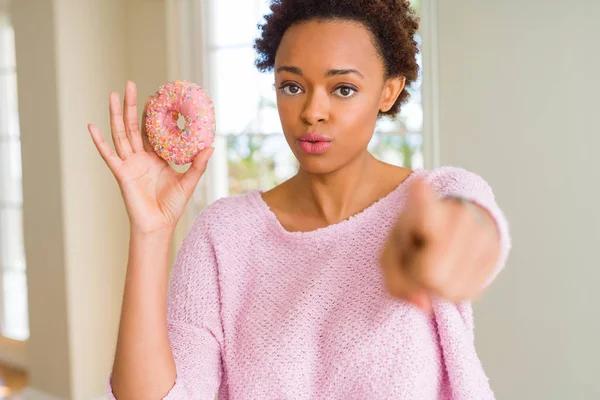 Joven Mujer Afroamericana Comiendo Rosado Azúcar Donut Señalando Con Dedo —  Fotos de Stock