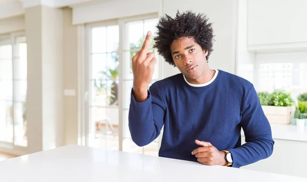 Jovem Afro Americano Vestindo Camisola Casual Sentado Casa Mostrando Dedo — Fotografia de Stock