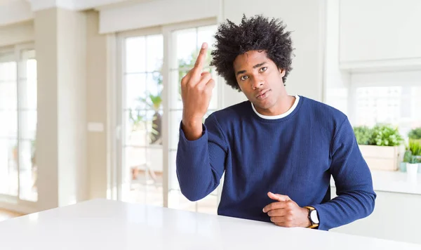 Joven Afroamericano Vestido Con Suéter Casual Sentado Casa Mostrando Dedo — Foto de Stock