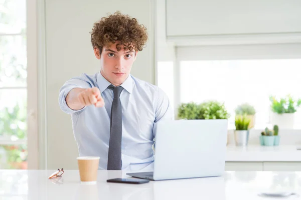 Joven Hombre Negocios Que Trabaja Con Computadora Portátil Oficina Señalando — Foto de Stock