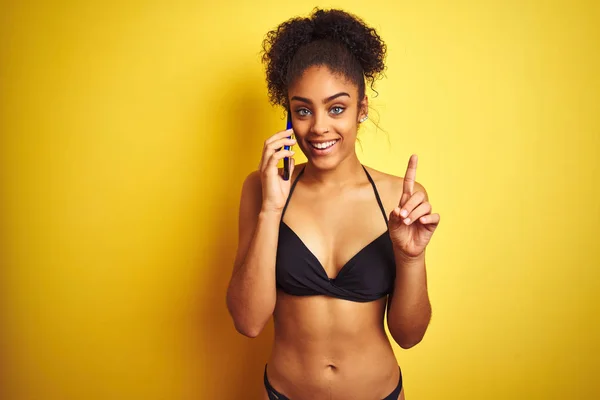 Afro Amerikansk Kvinna Klädd Bikini Pratar Med Smartphone Över Isolerad — Stockfoto