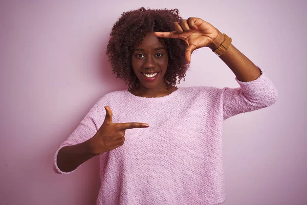 Mujer Afro Africana Joven Con Suéter Pie Sobre Fondo Rosa — Foto de Stock