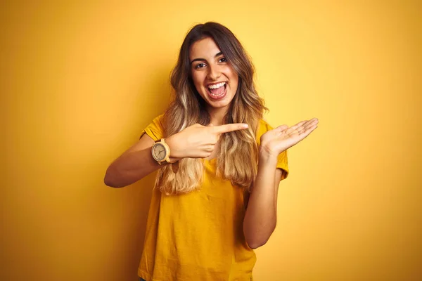 Giovane Bella Donna Che Indossa Shirt Sfondo Giallo Isolato Stupito — Foto Stock