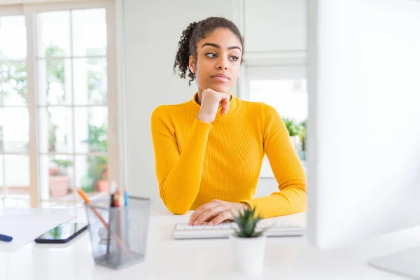 Chica Afroamericana Joven Que Trabaja Usando Computadora Cara Seria Pensando — Foto de Stock