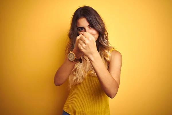 Jovem Mulher Bonita Vestindo Camiseta Sobre Fundo Amarelo Isolado Pronto — Fotografia de Stock