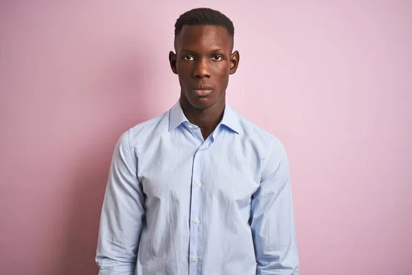 Afro Amerikai Férfi Visel Kék Elegáns Póló Állt Elszigetelt Rózsaszín — Stock Fotó