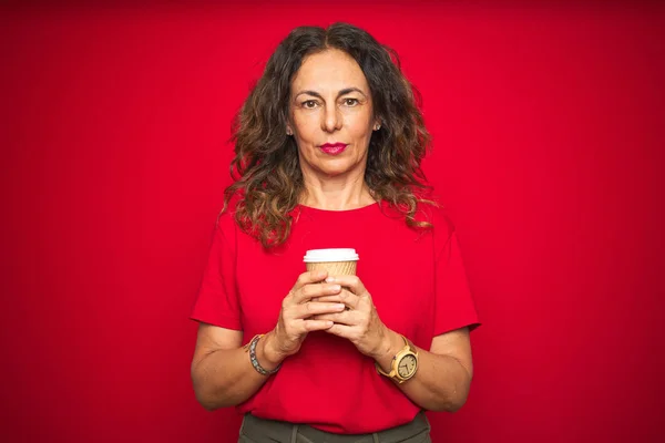 Mujer Mayor Mediana Edad Bebiendo Una Taza Café Sobre Fondo — Foto de Stock