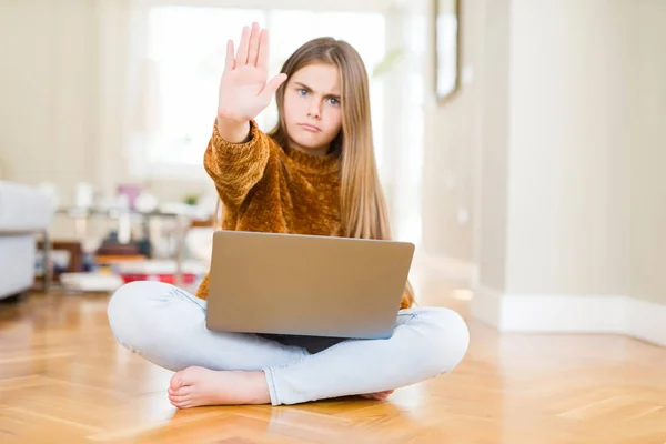 Menina Bonita Estudando Usando Laptop Sentado Chão Casa Com Mão — Fotografia de Stock