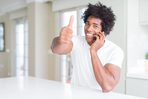 Homme Affaires Afro Américain Parlant Téléphone Heureux Avec Grand Sourire — Photo