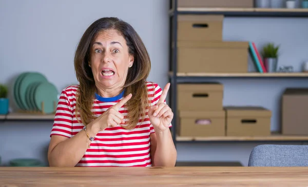 Middelbare Leeftijd Senior Vrouw Zittend Aan Tafel Thuis Wijzend Ongerust — Stockfoto