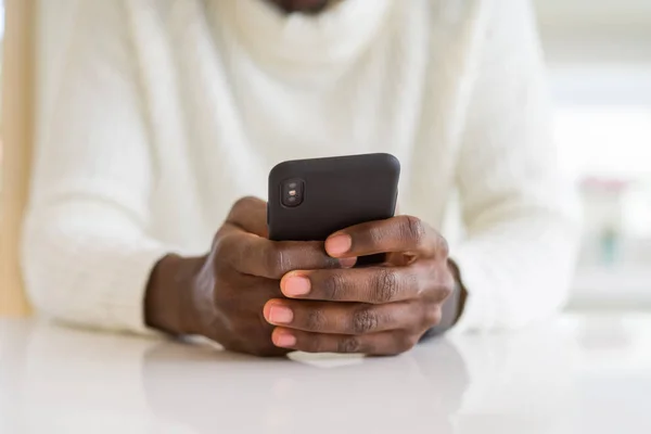 Fechar Mãos Homem Africano Usando Smarpthone — Fotografia de Stock