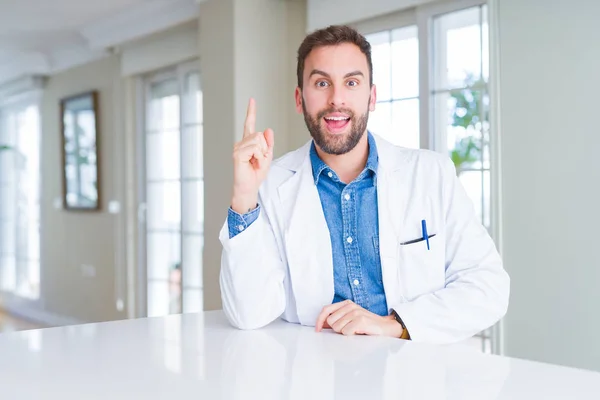 Gutaussehender Arzt Arztkittel Der Klinik Mit Erhobenem Zeigefinger Und Erfolgreicher — Stockfoto