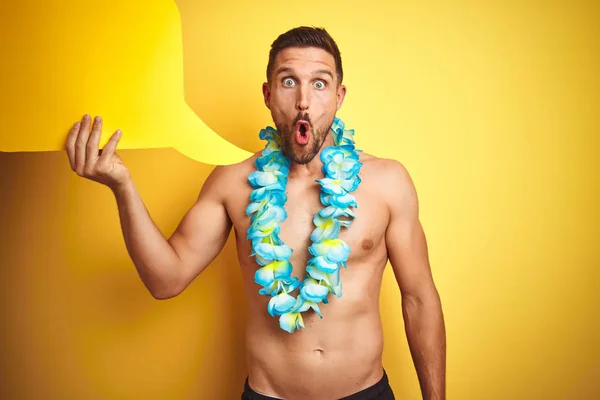 Handsome Shirtless Man Wearing Hawaiian Lei Holding Speech Bubble Yellow — Stock Photo, Image