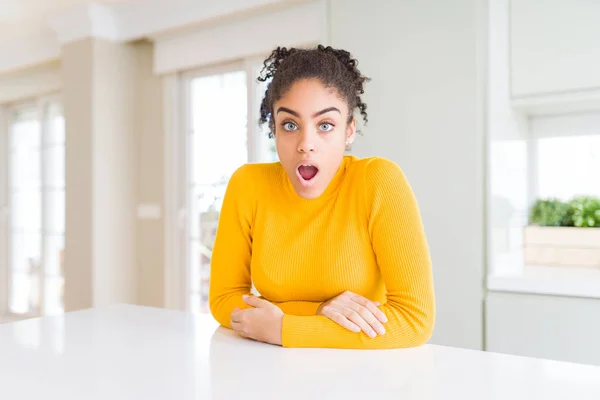 Mulher Americana Africana Bonita Com Cabelo Afro Vestindo Uma Camisola — Fotografia de Stock