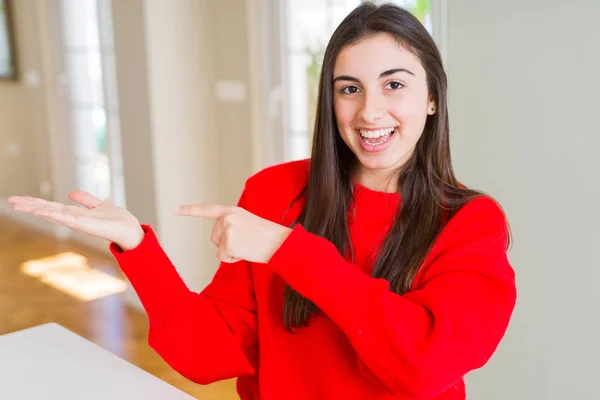 Bella Giovane Donna Indossa Casual Maglione Rosso Stupito Sorridente Alla — Foto Stock