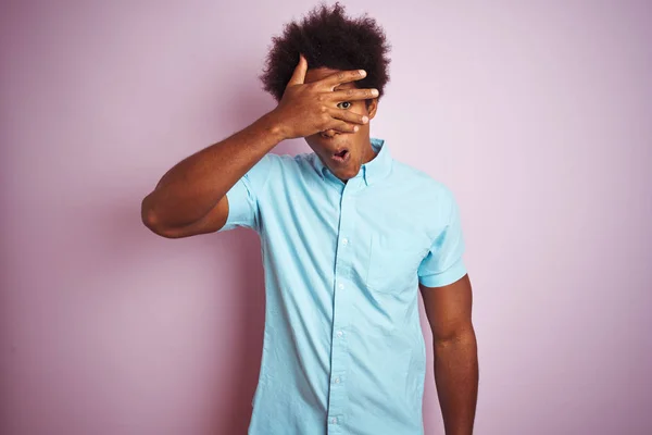Junger Amerikanischer Mann Mit Afrohaaren Blaues Hemd Vor Isoliertem Rosafarbenem — Stockfoto