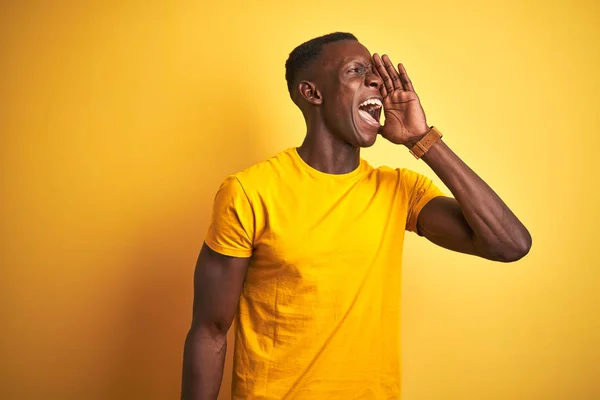 Jonge Afro Amerikaanse Man Dragen Casual Shirt Staande Geïsoleerde Gele — Stockfoto