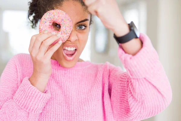 Chica Afroamericana Joven Comiendo Donut Rosa Dulce Molesto Frustrado Gritando — Foto de Stock