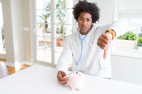 African American Man Holding Stetoskop Kontrollera Finansiella Hälsa Spargris Med — Stockfoto