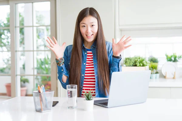Έθεσε Όμορφη Γυναίκα Της Ασίας Λειτουργεί Χρησιμοποιώντας Υπολογιστή Laptop Γιορτάζει — Φωτογραφία Αρχείου