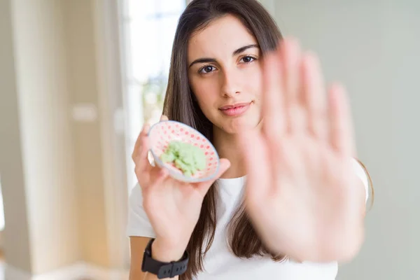 Bella Giovane Donna Che Tiene Piccante Asiatica Wasabi Mano Aperta — Foto Stock