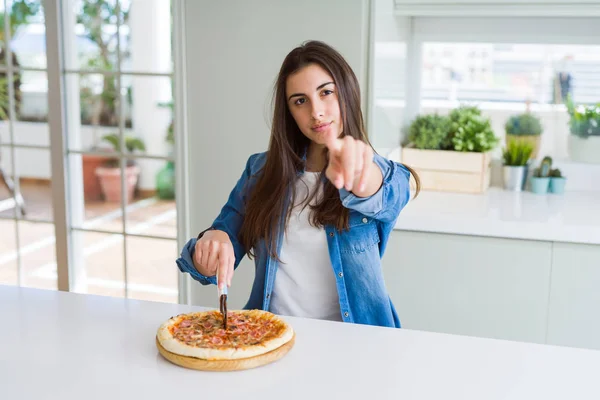 Hermosa Joven Que Corta Una Sabrosa Rebanada Pizza Con Cortador —  Fotos de Stock