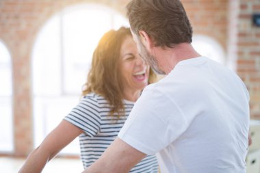 Orta yaş Senior çift yeni bir eve hareket, mutlu aşık Apartmant gülümsüyor