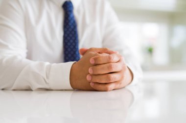 Adam elinde yakın çekim