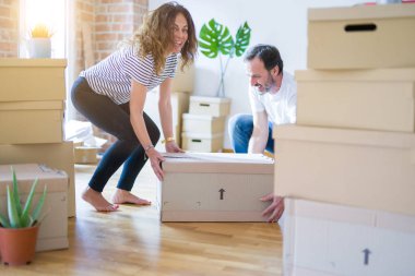 Orta yaş Senior çift yeni bir eve hareket, karton boks tutuyordum mutlu aşık Apartmant ile