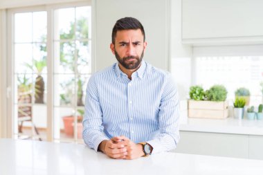 Yakışıklı İspanyol iş adamı şüpheci ve sorun nedeniyle gergin, papatyanın üzgün. Negatif kişi.