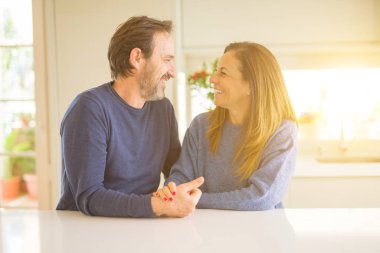 Birlikte evde oturan romantik orta yaş kaç